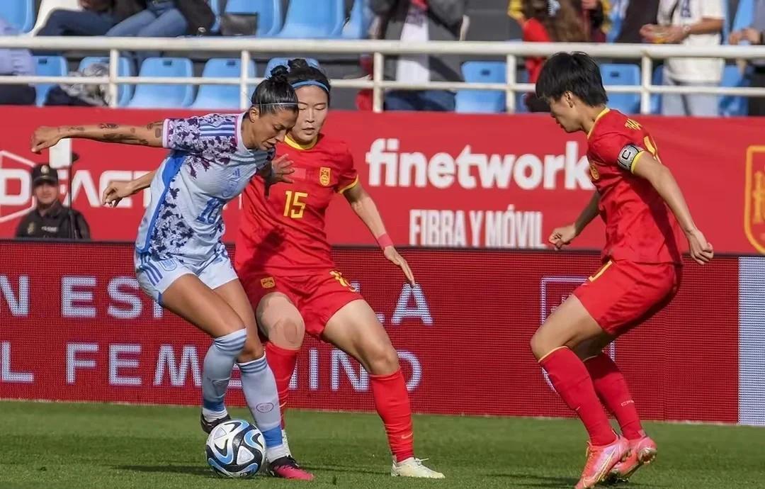 以赛场之坚毅，中国女足选手夺得佳绩