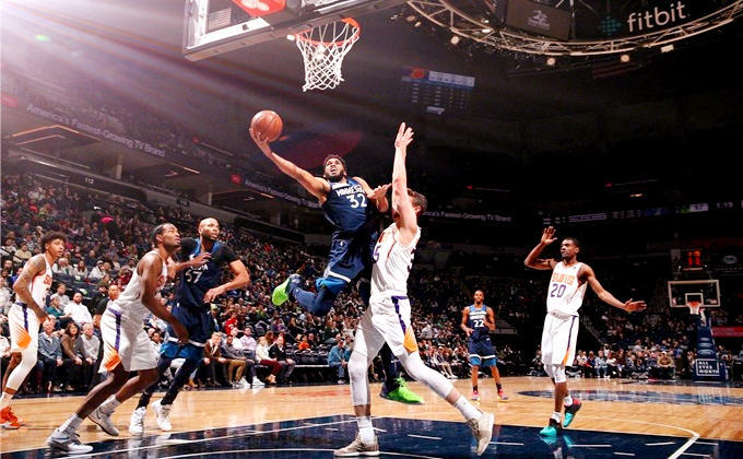 小牛队客场不败，击败太阳队