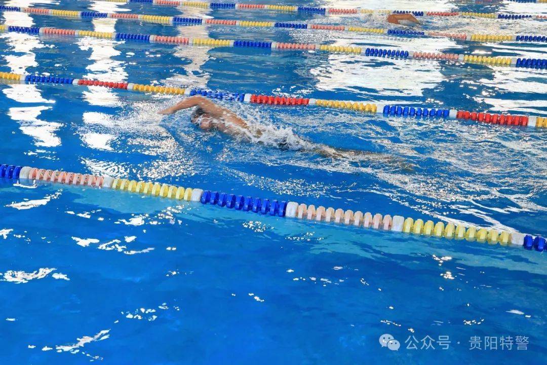 让人欣喜的消息！游泳队员突破个人极限的简单介绍