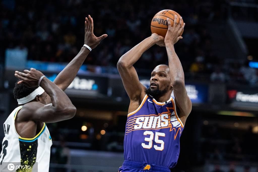 太阳取得三连胜，布克砍下25+12+8